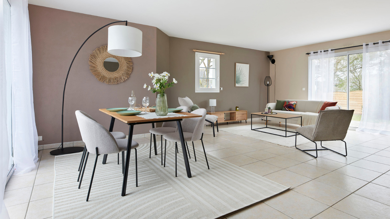 Home staging pour vente immobiliere en s'adaptant à l'existant avec murs couleur marron